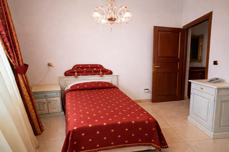 camera-singola-rossa