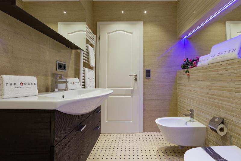 villa-carlotta-24-bathroom