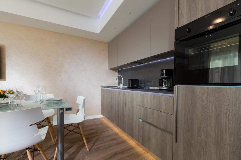 villa-carlotta-2dxsx-kitchen