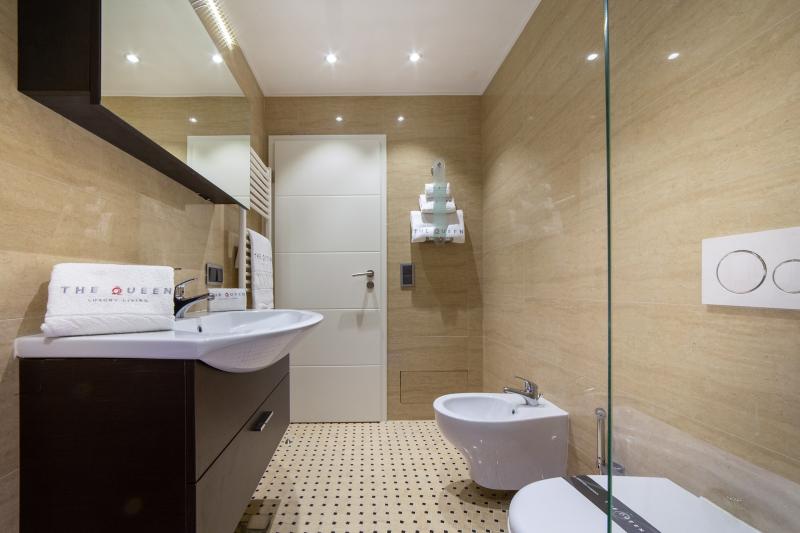 villa-carlotta-53-bathroom