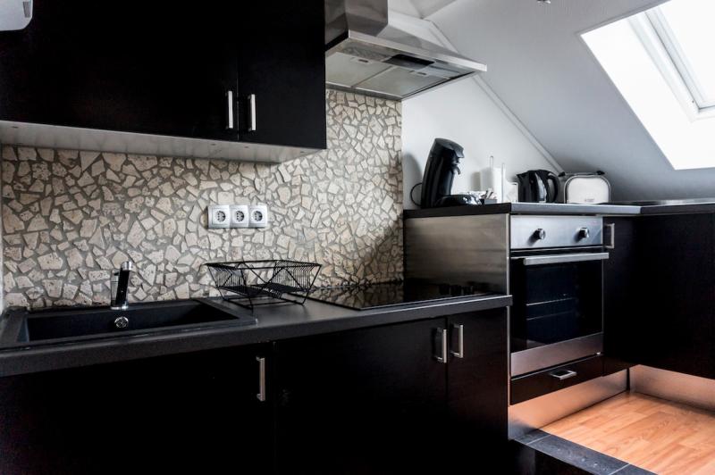 villa-carlotta-7sx-kitchen