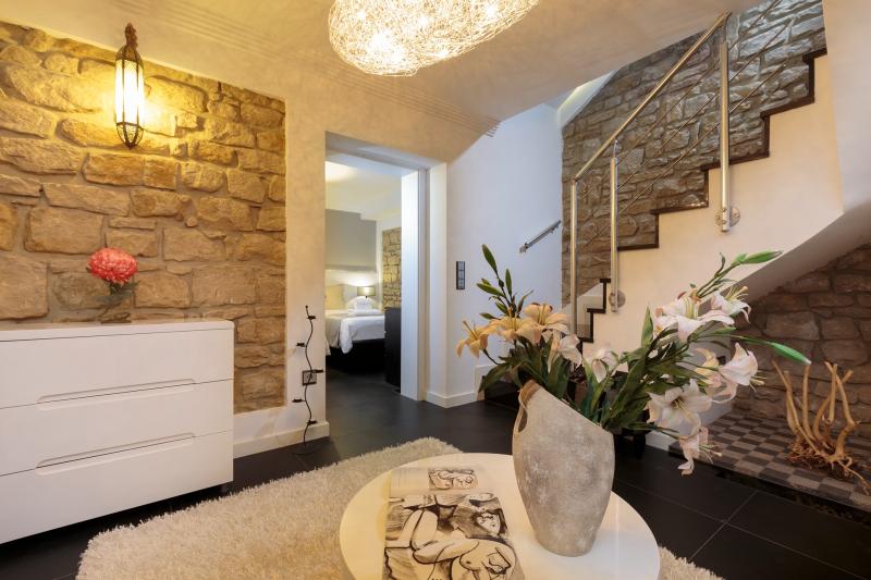 villa-cortina-a01-entrance