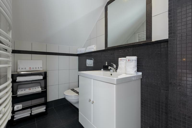 villa-cortina-a42-bath