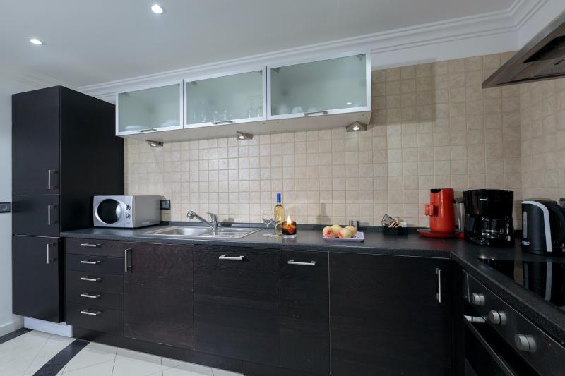villa-cortina-a42-kitchen