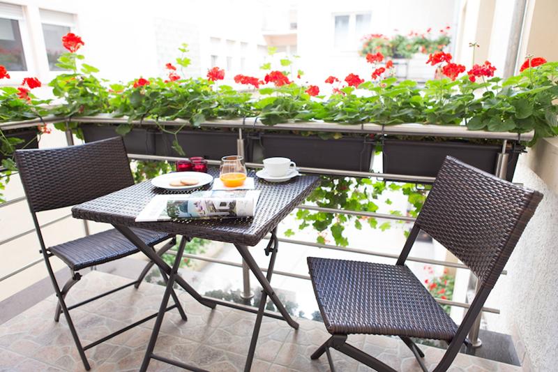 villa-cortina-b12-balcony