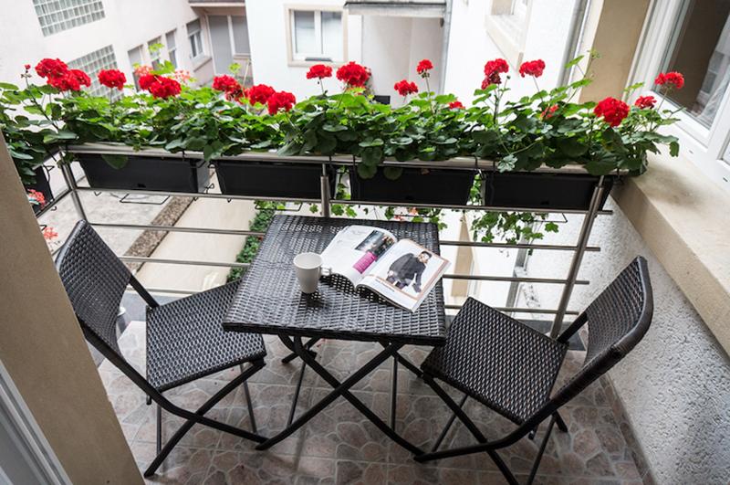 villa-cortina-b22-balcony