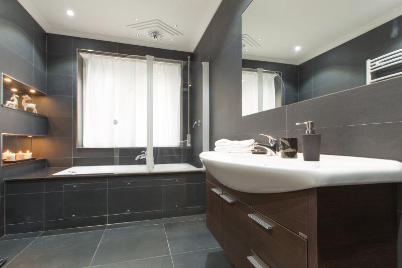 villa-cortina-b22-bathroom
