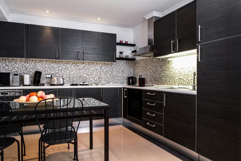 villa-cortina-b22-kitchen