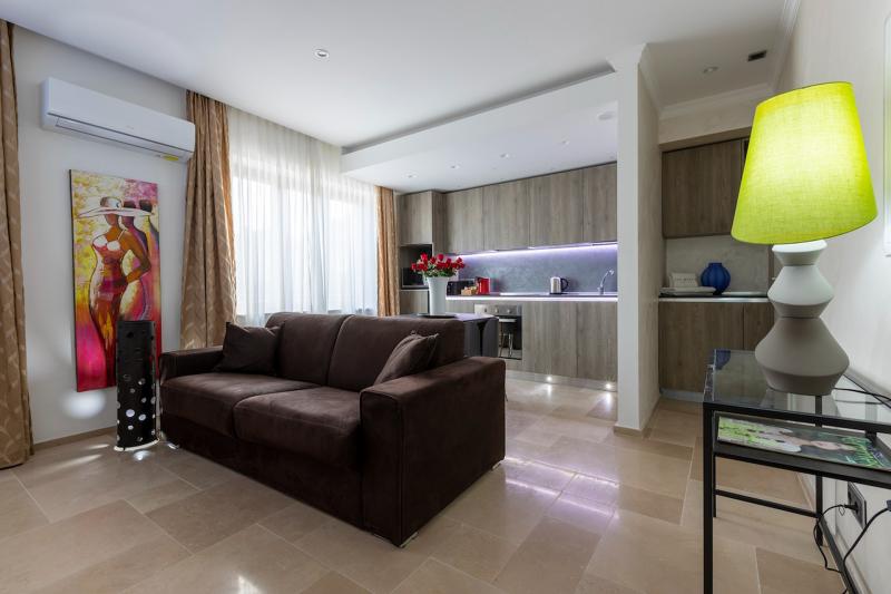 villa-medici-01-livingroom