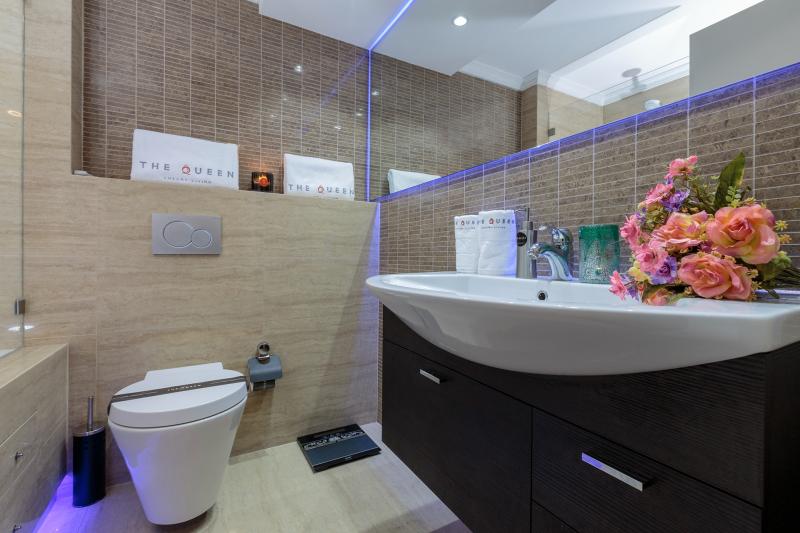villa-vinicia-1-bathroom