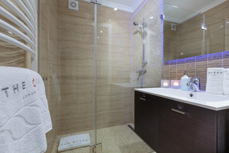 villa-vinicia-32-bathroom